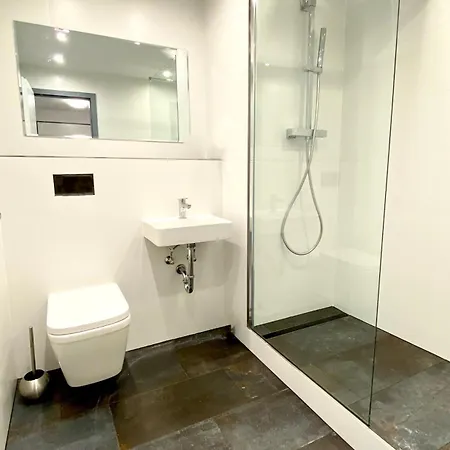 Domspitzen-Blick, Cooles 2 Zimmer Apt Mit Indoor-Swimmingpool Auf Dem Dach, Kueche Und Smart-Tv Cologne Exterior photo
